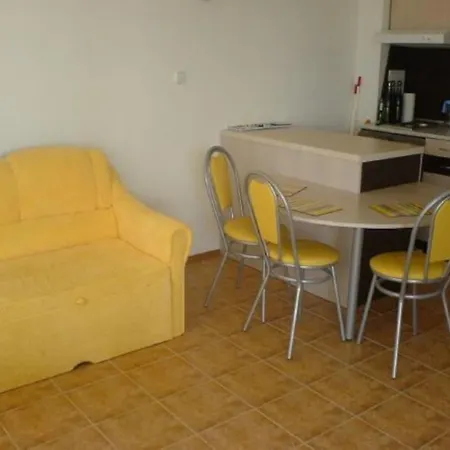 Frontline, 1 Bed, Near To Apartment *